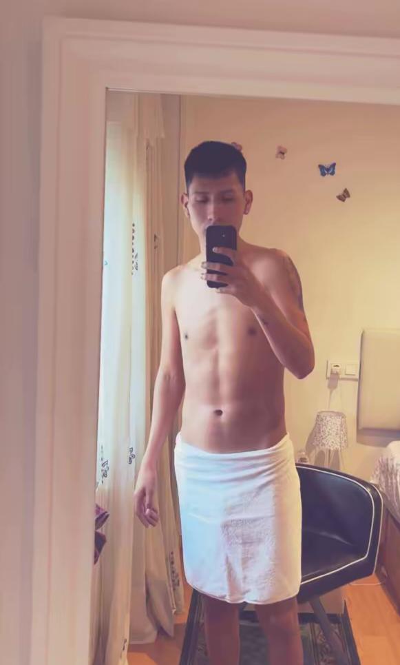 JOVEN VARONIL POLLON COMPLACIENTE EN JAEN CENTRO