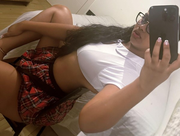 CAMILA UNA BOMBA DE SEXO TRAVIESA FIESTERA A TOPE