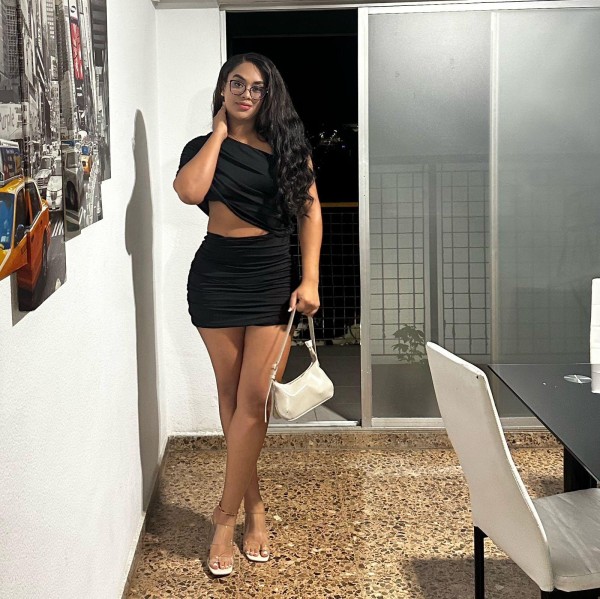 CAMILA UNA BOMBA DE SEXO TRAVIESA FIESTERA A TOPE