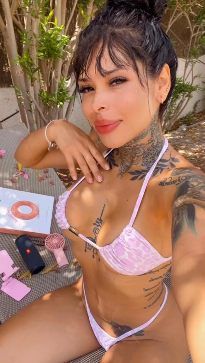 VALENTINA LATINA COMPLACIENTE FIESTERA