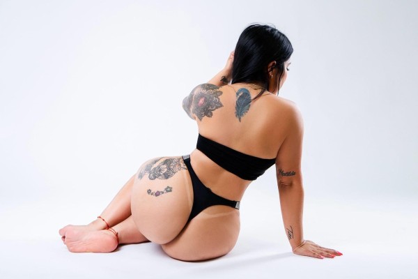 JOVENCITA COLOMBIANA CON CURVAS ENCANTADORAS