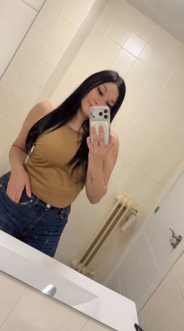 Chica muy linda por la zona
