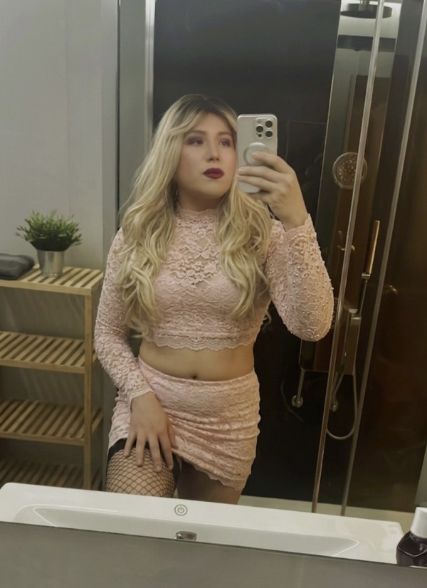 RUBIA HERMOSA POLLONA JOVEN SEXY CON PISO PROPIO