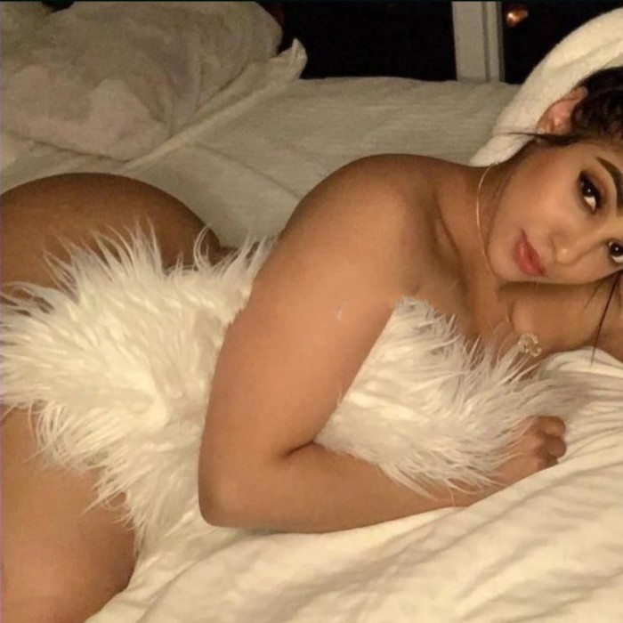 Karla cachonda con ganas de pasar un buen momento