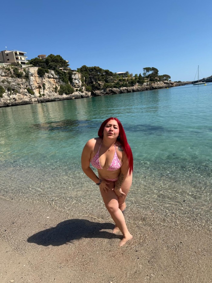 MUJER DELICIOSA DE OJOZ AZULE EN PORTO CRISTO
