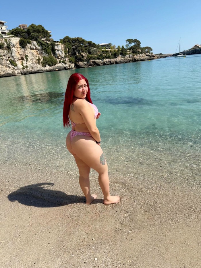 MUJER DELICIOSA DE OJOZ AZULE EN PORTO CRISTO