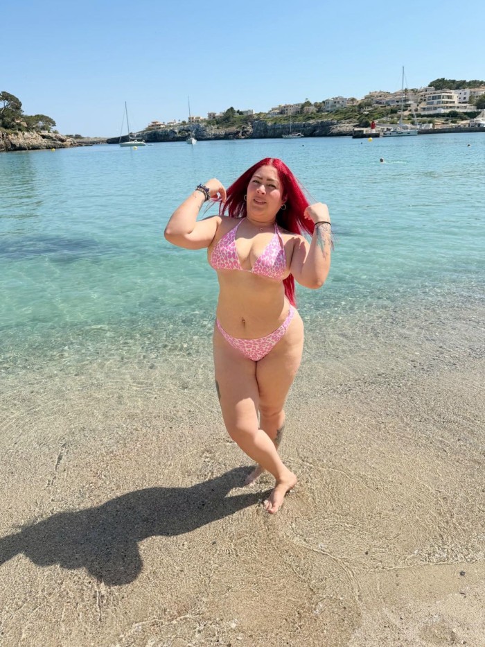 MUJER DELICIOSA DE OJOZ AZULE EN PORTO CRISTO