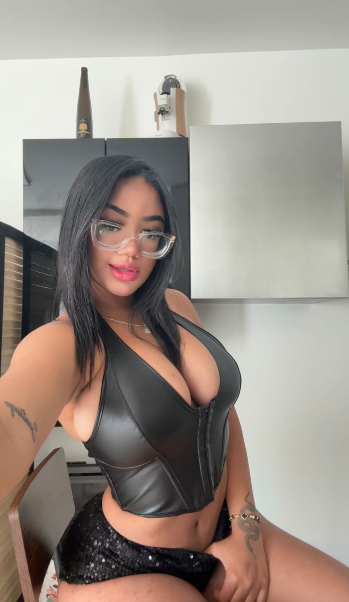 Mulata delgada de pechos grandes naturales mamada