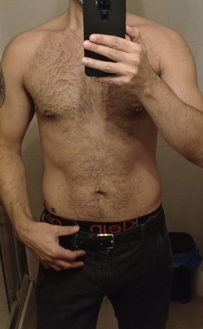 Masculino morboso juguetón complaciente