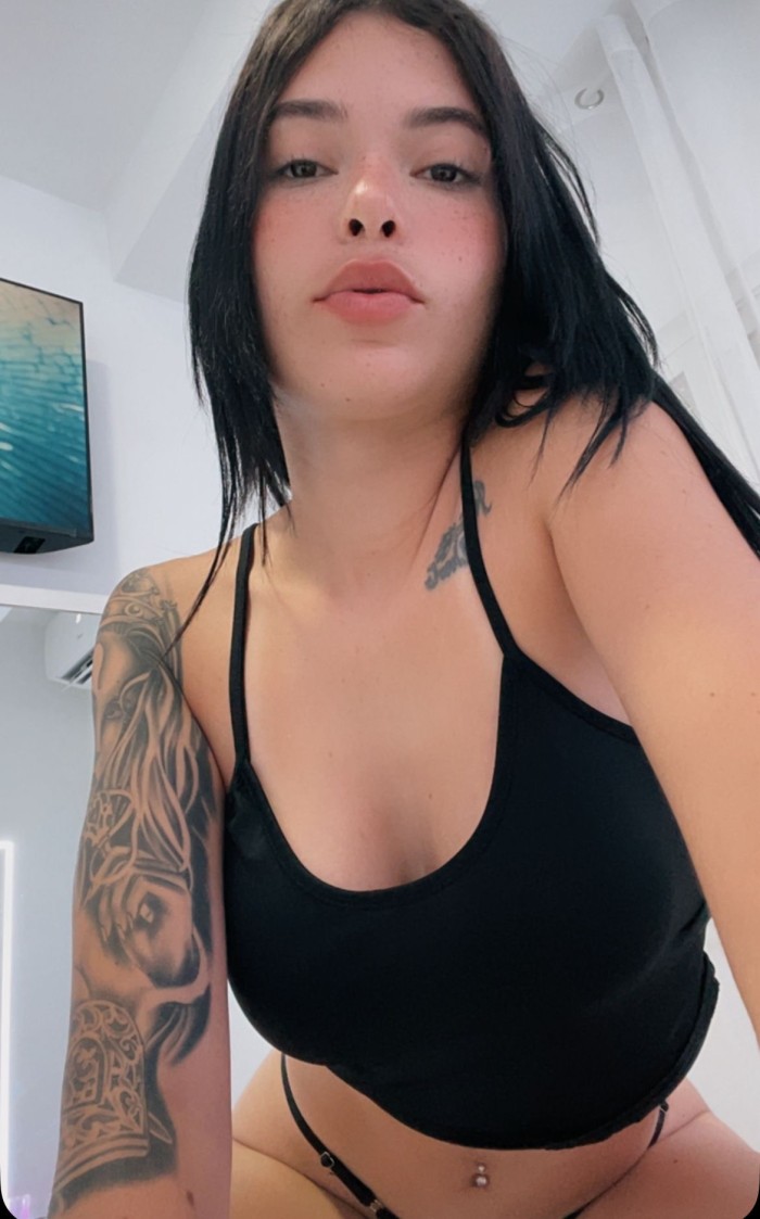 NIÑATA SOLITA EN CASA CON GANAS DE SEXO