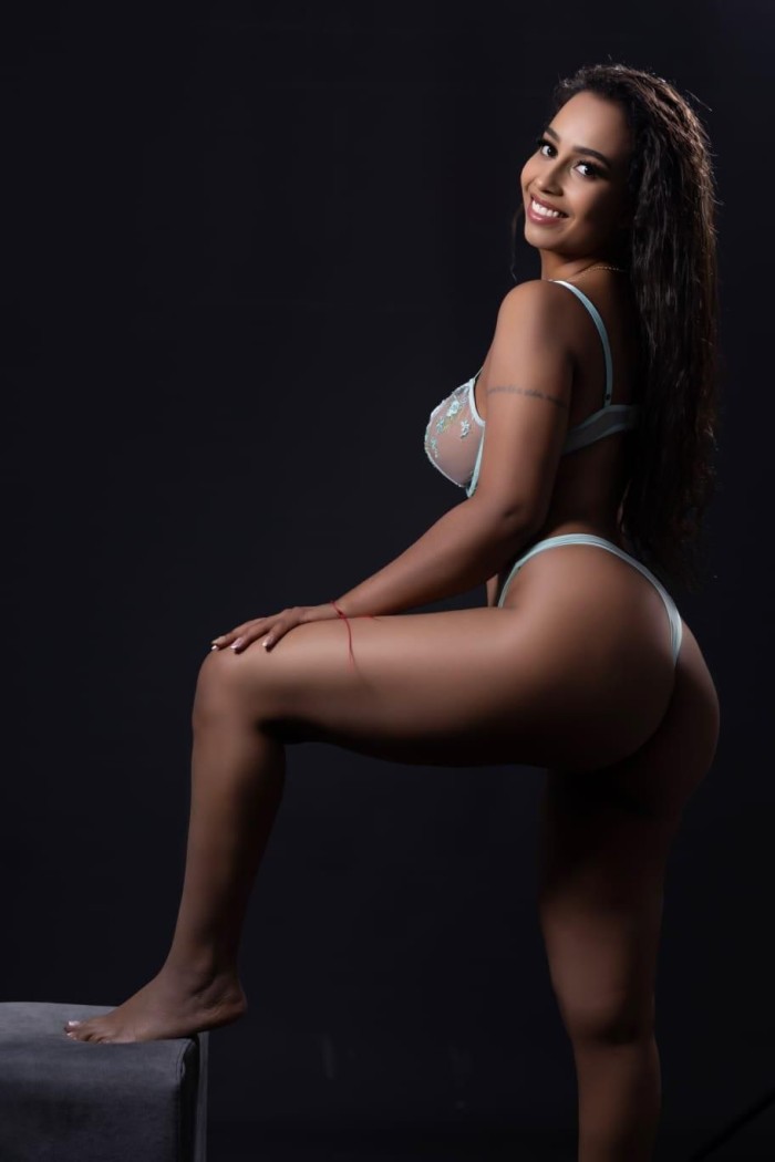 Morena espectacular llena de pasión