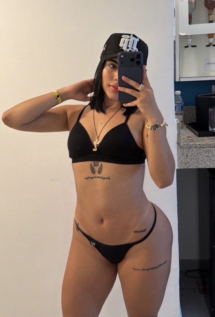 MELANY JOVENCILLA FOGOSA Y ESTRECHA FIESTERA