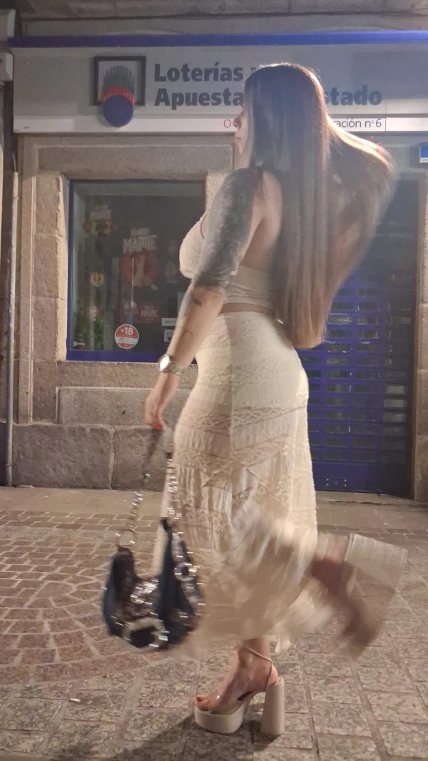 Joven española universitaria solo hoy