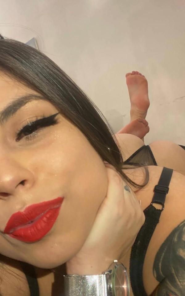 Joven española universitaria solo hoy