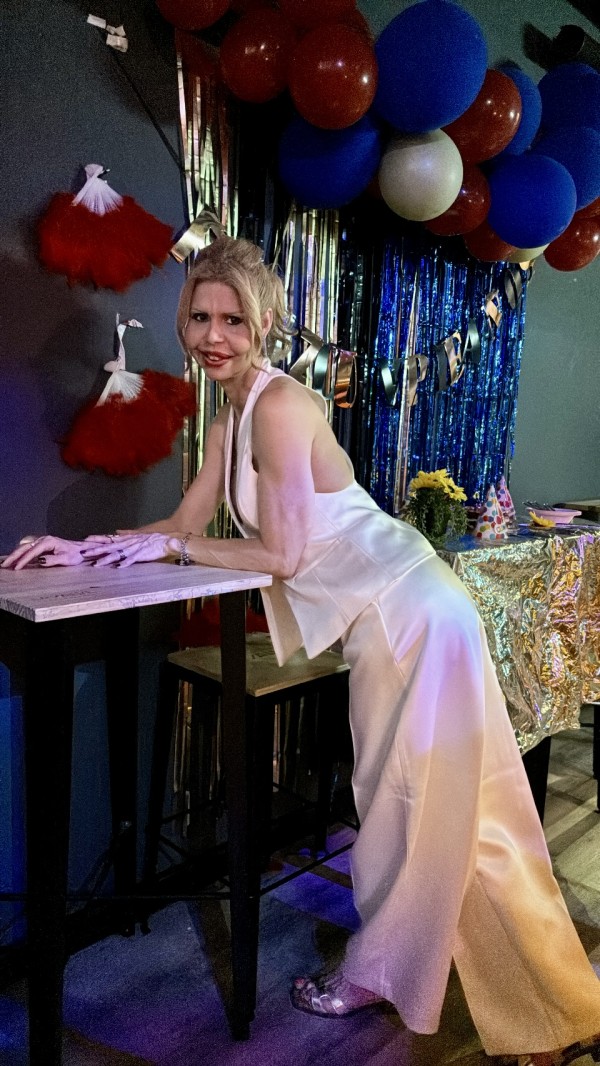 TRANS ELEGANTE VERSÁTIL CON EL TRATO DE NOVIO SIN LÍMITES CACHONDA Y LECHER
