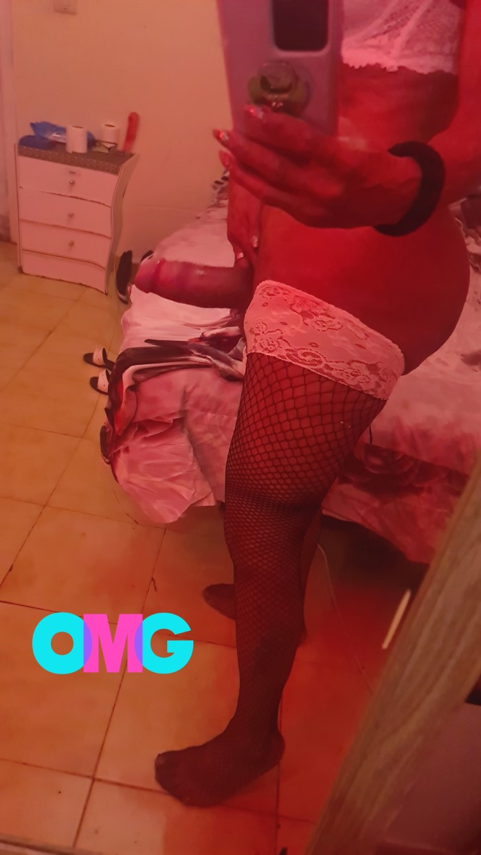 Morena caliente en la camella