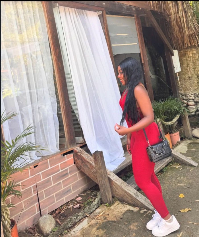 Linda morenita cachonda , cariñosa, fiestera