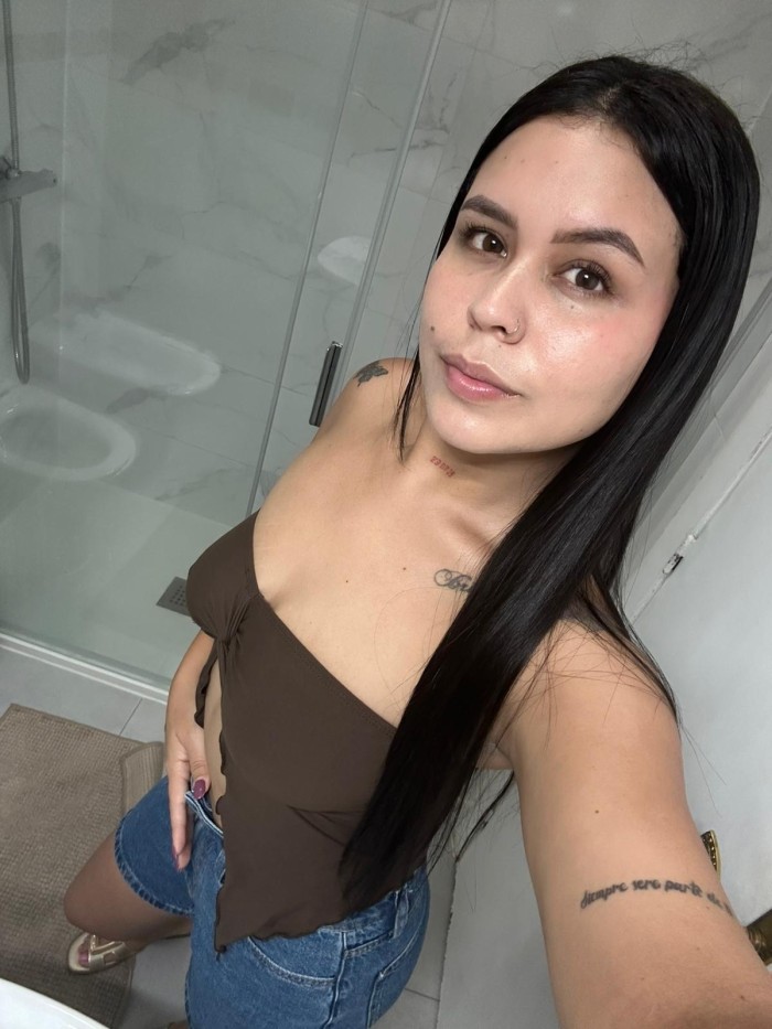 Jovencita juguetona recién llegada a la ciudad