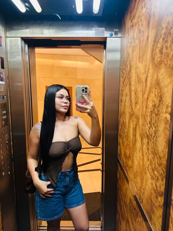 Jovencita juguetona recién llegada a la ciudad