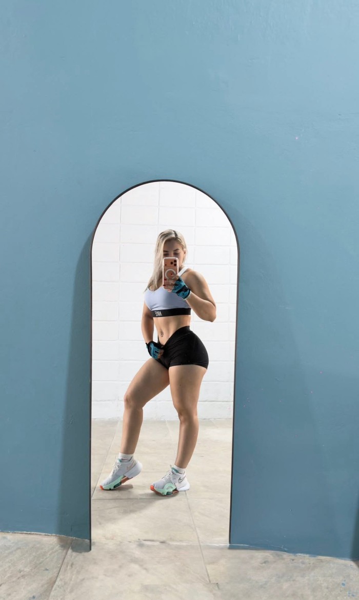 TRABAJO HASTA ULTIMAS HORAS…rubia fiestera