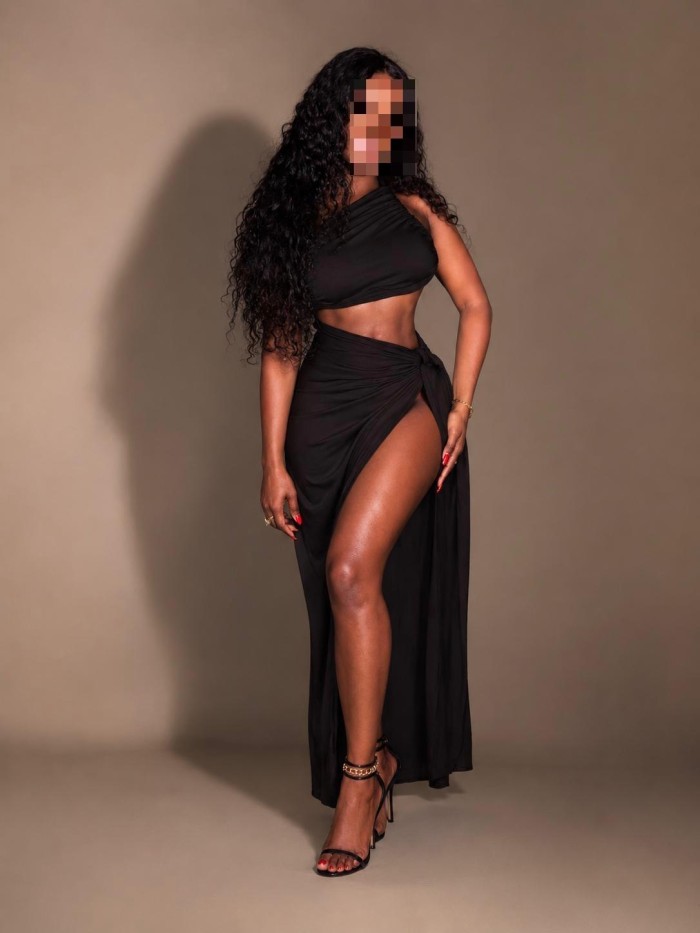 Mulata delgada sexy elegante guapa