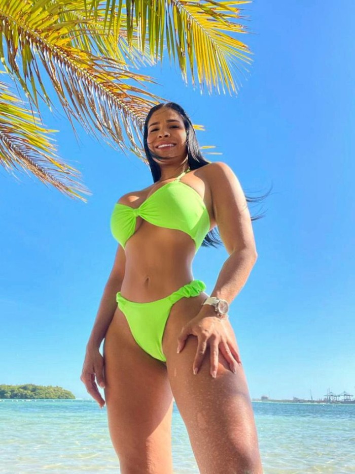 ARDIENTE MORENA FIESTERA SENSUAL CON GANAS DE JUGAR Y HACERTE VOLAR