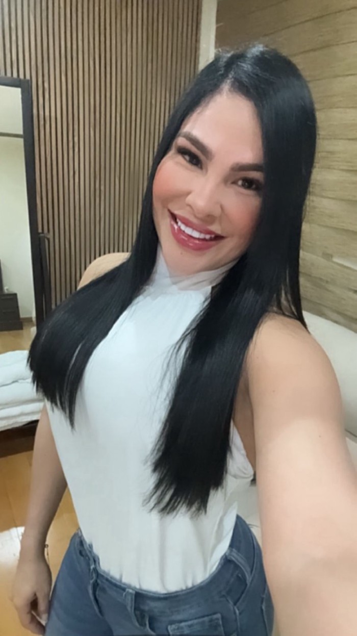 ARDIENTE MORENA FIESTERA SENSUAL CON GANAS DE JUGAR Y HACERTE VOLAR