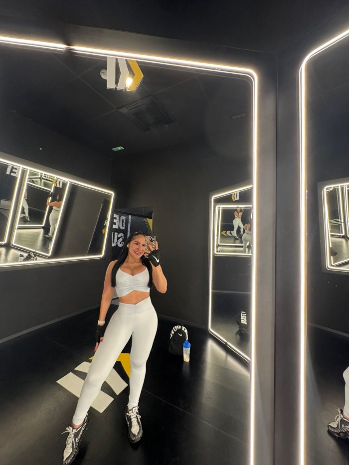 ARDIENTE MORENA FIESTERA SENSUAL CON GANAS DE JUGAR Y HACERTE VOLAR