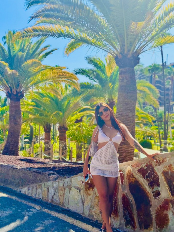 Linda jovencita hermosa y fiestera en las palmas
