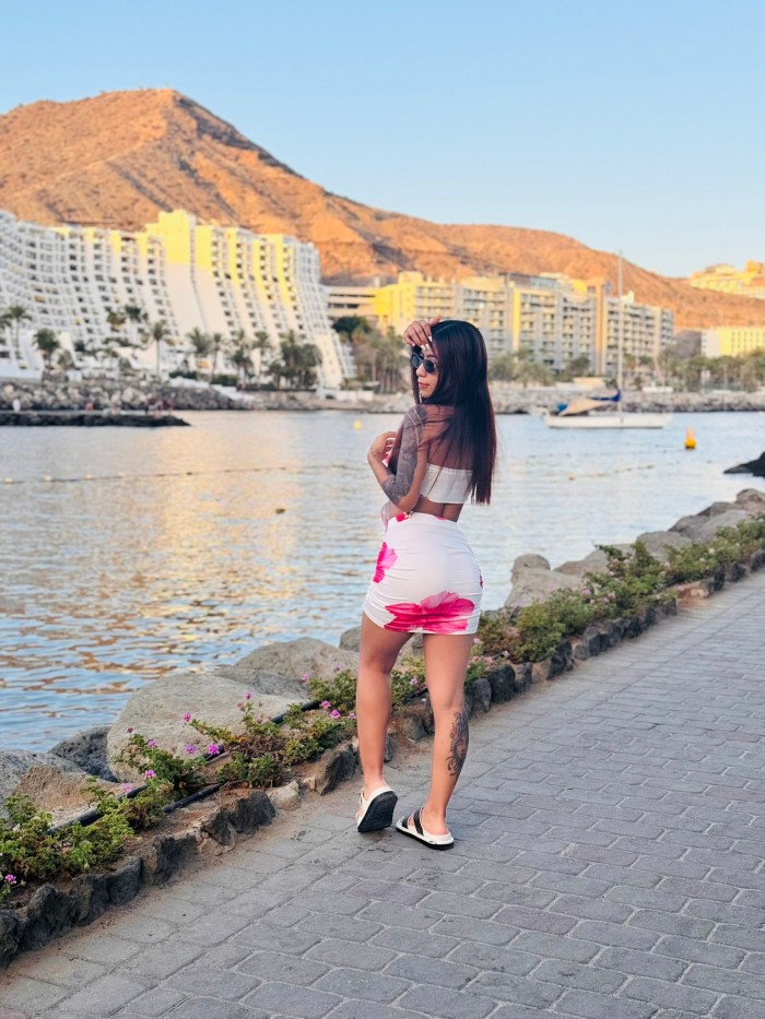 Linda jovencita hermosa y fiestera en las palmas