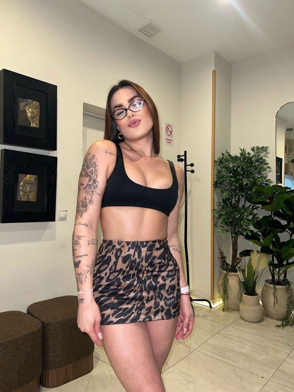 TRANS LATINA MUY CACHONDA EN LAS CANTERAS