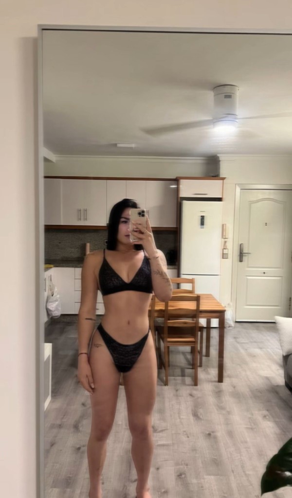 TRANS LATINA MUY CACHONDA EN LAS CANTERAS