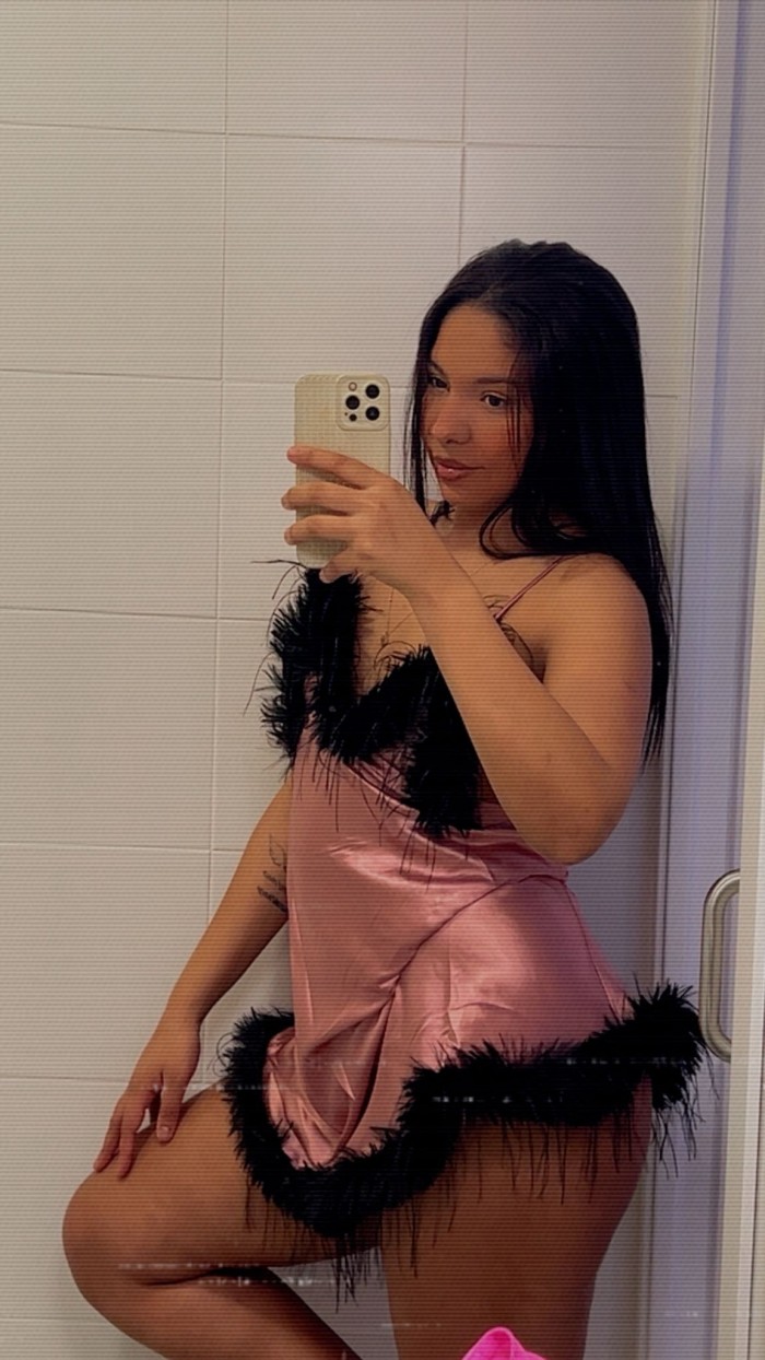 Alicia joven fiestera y complaciente