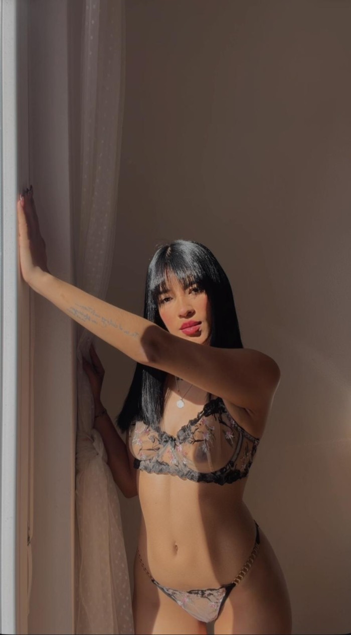ADHARA CHICA ENCANTADORA CACHONDA ARDIENTE