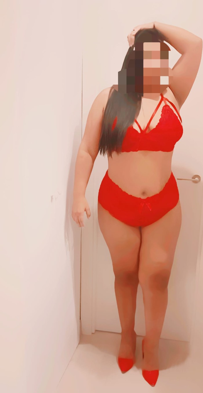 Morenaza paraguaya cariñosa hermosa implicada