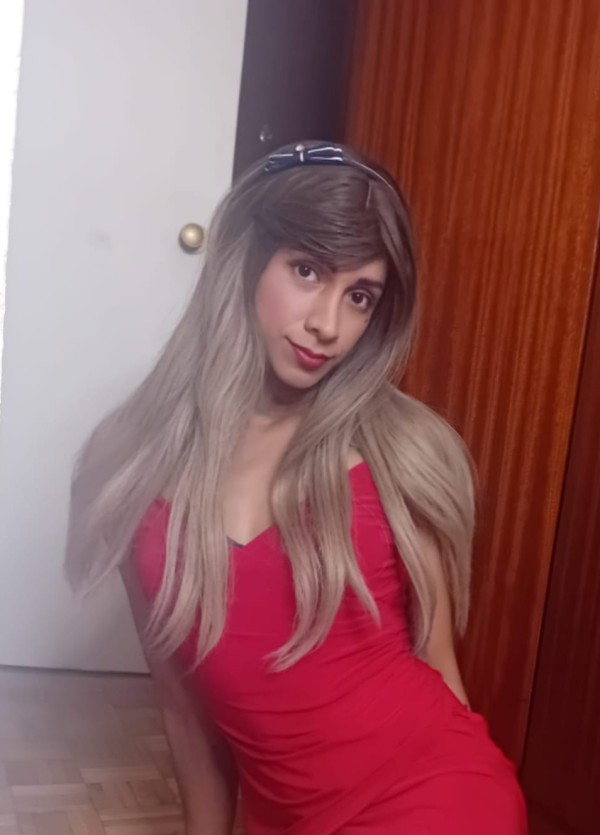 De vuelta tu dulce jovencita latina