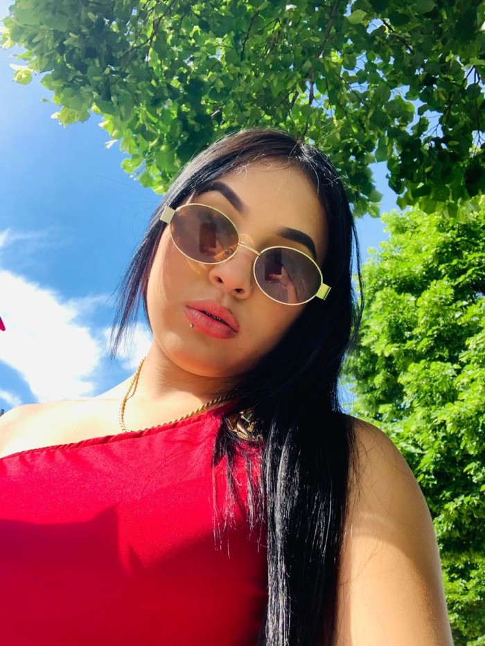 JOVEN DIVINA CON FINAS CURVAS, FIESTERA