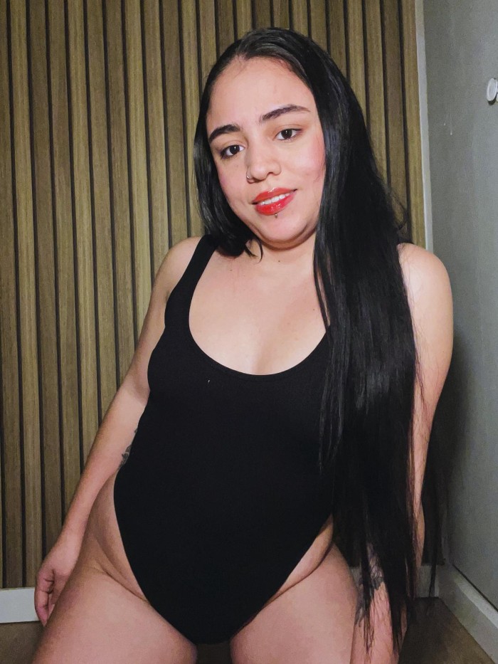 MUY GUAPA DECIDIDA A LA DIVERSIÓN