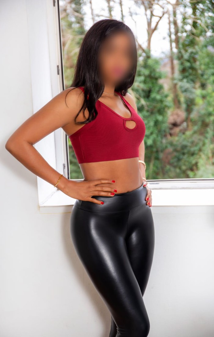 Latina exotica piel canela