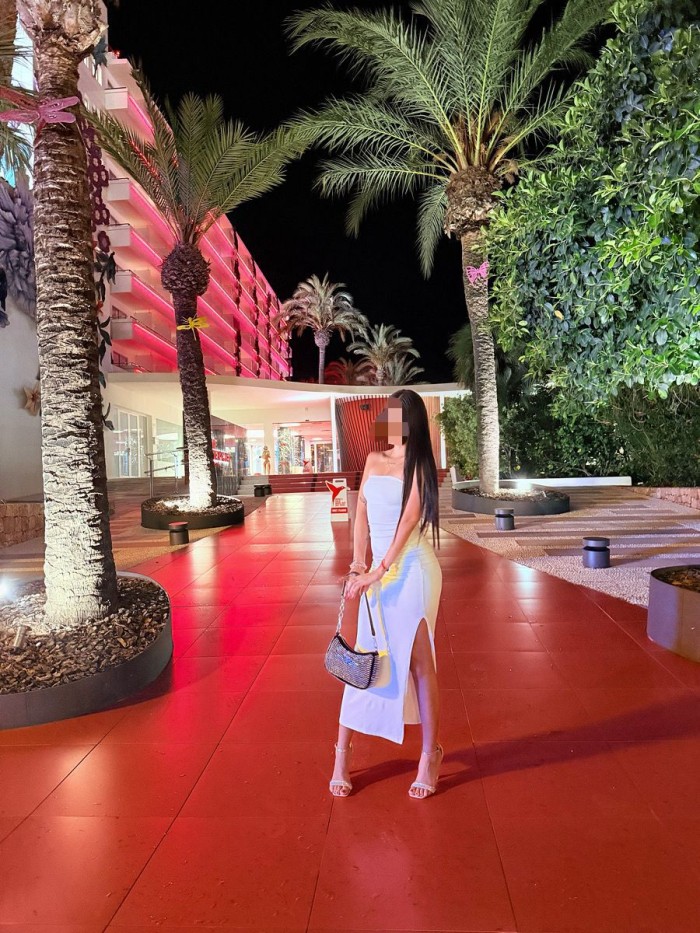 DIOSA DEL PLACER COMPLACIENTE EN EL CARMEN