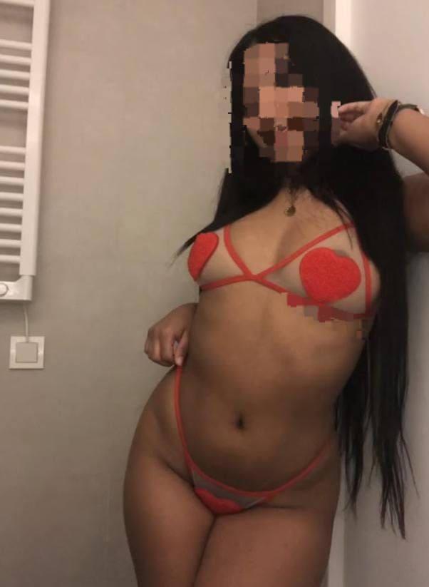 Cloe – Juventud venezolana que enamora en Vélez-Málaga