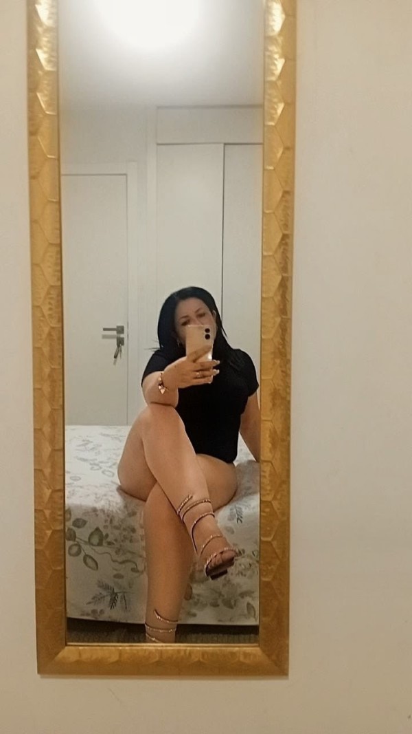 SANDRA MIRADA INTENSA Y PROVOCATIVA X NATURALEZA