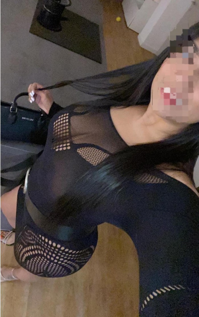 Cachonda, complaciente y fiestera