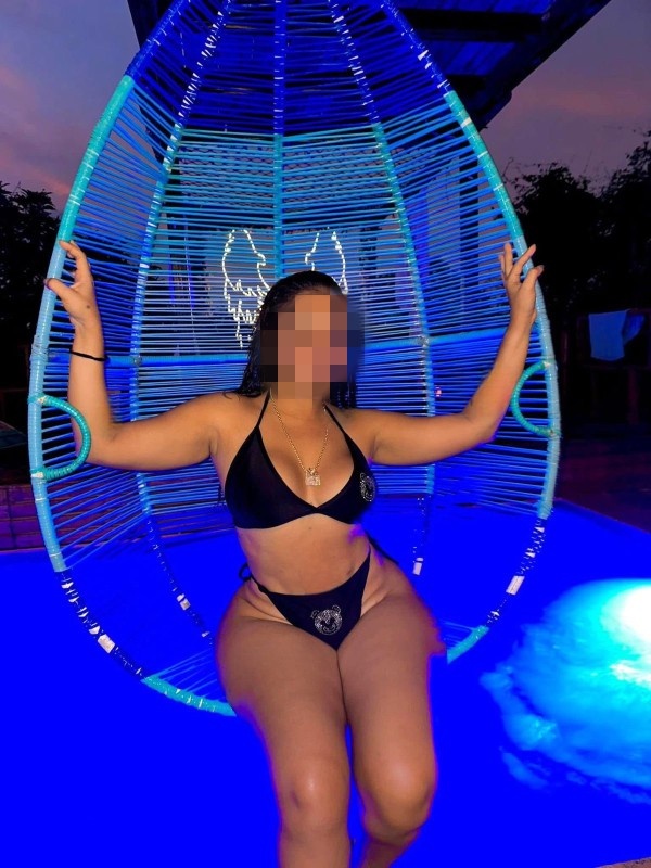 LA REINA DE LAS POSES COLOMBIANA NUEVA 24H