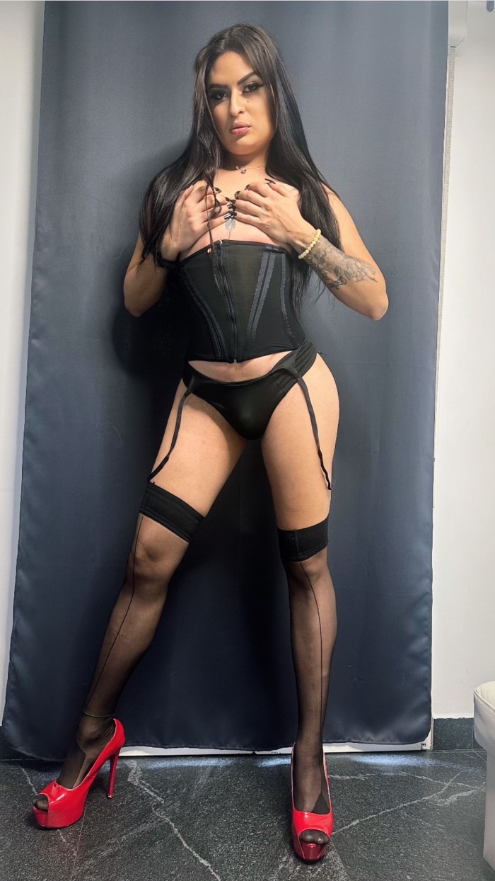 Chica trans femenina, atrevida y muy cariñosa