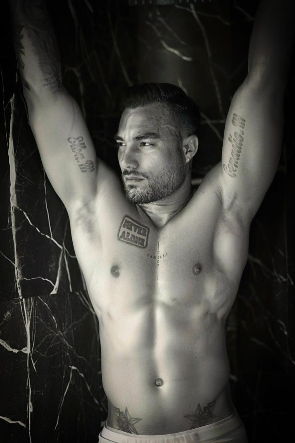 Latino musculoso, masculino y muy caliente