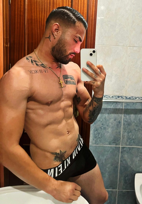 Chico latino musculoso, hetero y muy dominante