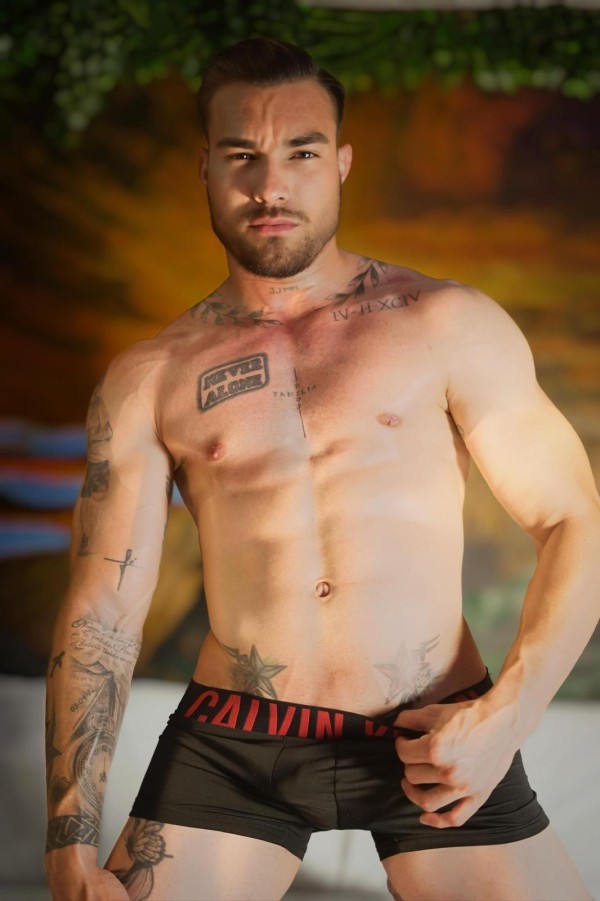 Chico latino musculoso, hetero y muy dominante