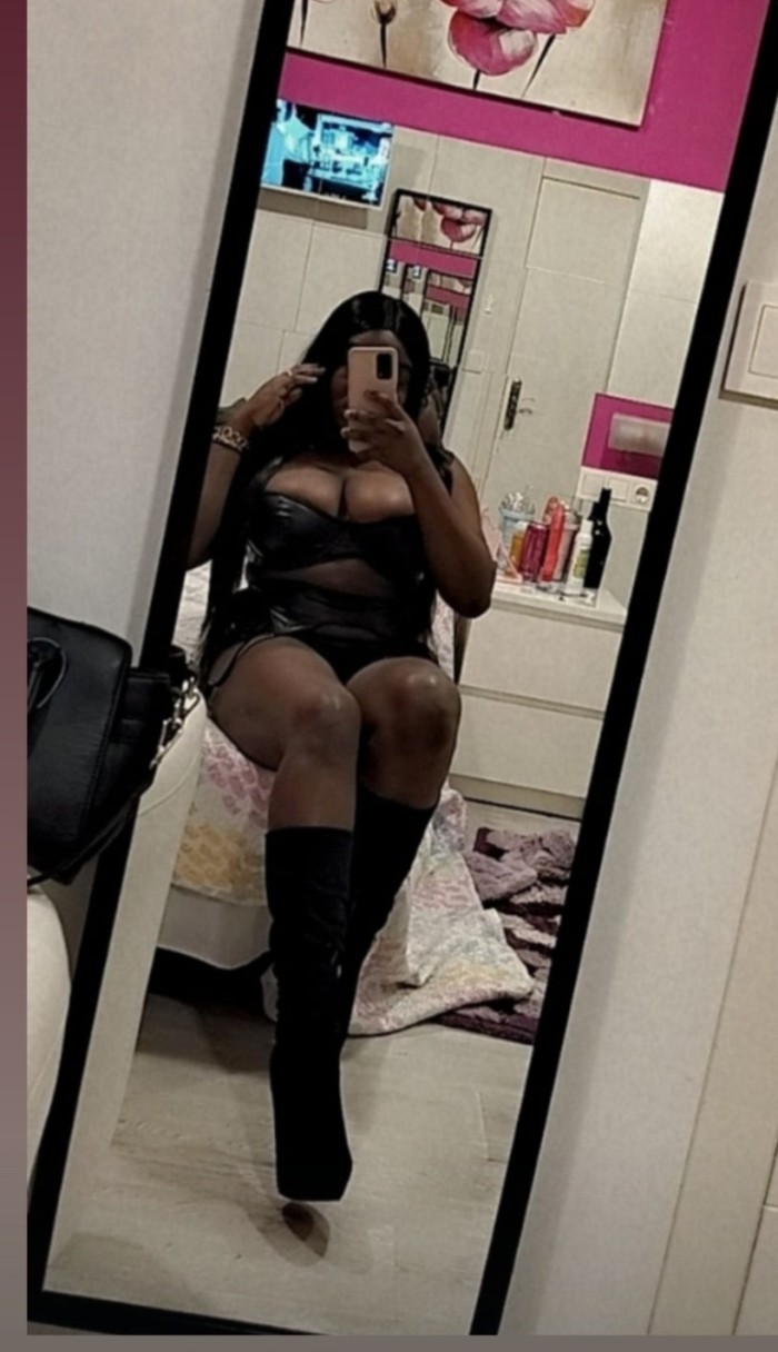 LATINA MORENA DOMINANTE Y ADICTA A LA POLLA