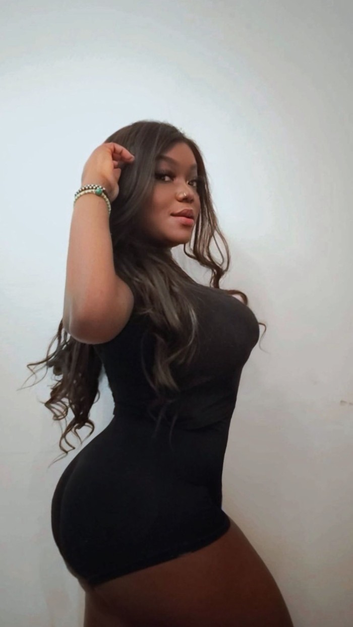 LATINA MORENA DOMINANTE Y ADICTA A LA POLLA